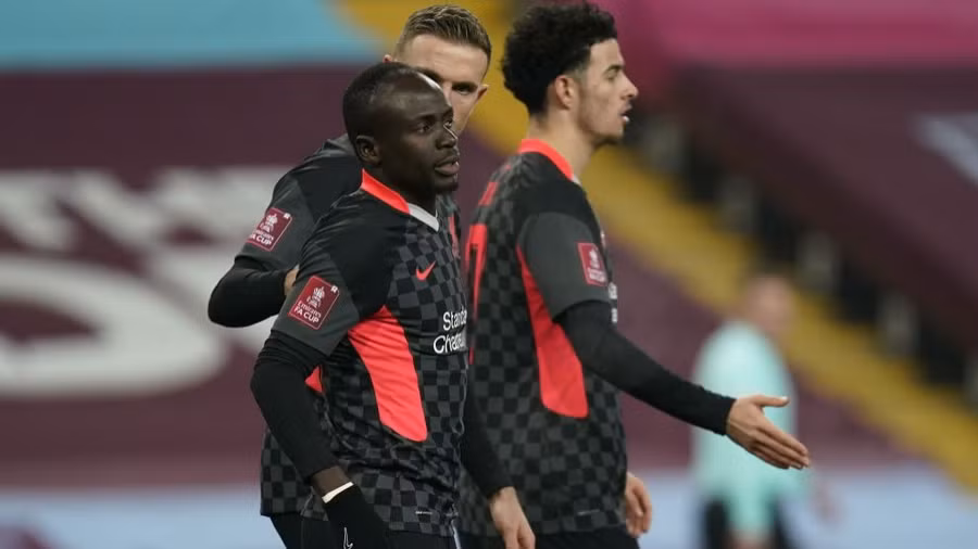 Sadio Mane cùng các đồng đội ăn mừng bàn mở tỷ số cho Liverpool.