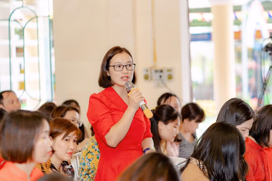 Đại biểu phát biểu thảo luận sau tiết dạy