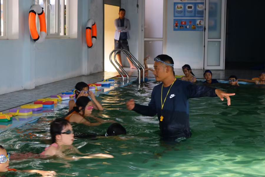Lớp học bơi miễn phí đầu tiên của năm 2024 tại thị trấn Hoàn Lão (Quảng Bình) trong khuôn khổ của dự án.