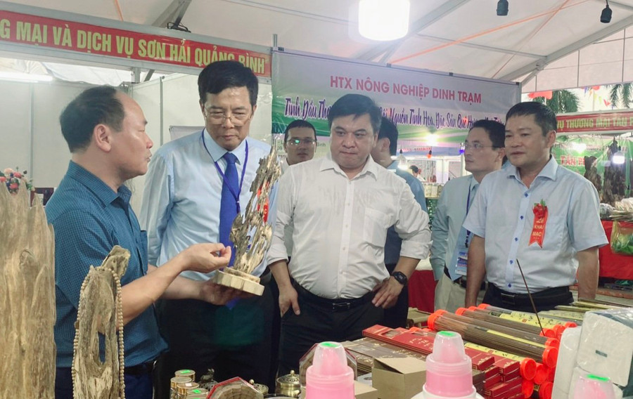 Phó Chủ tịch UBND tỉnh Quảng Bình Phan Phong Phú (ngoài cùng bên phải) và ông Phạm Quang Hải (mặc cà vạt), Giám đốc Sở Công Thương tỉnh Quảng Bình cùng các đại biểu tham quan Hội chợ. Phó Chủ tịch UBND tỉnh Quảng Bình Phan Phong Phú (ngoài cùng bên phải) và ông Phạm Quang Hải (mặc cà vạt), Giám đốc Sở Công Thương tỉnh Quảng Bình cùng các đại biểu tham quan Hội chợ.