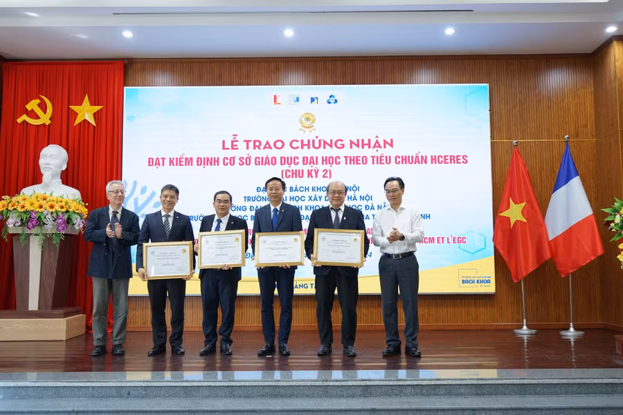 Thứ trưởng Hoàng Minh Sơn cùng đại diện Đại sứ quán Pháp và 4 CSGDĐH đạt chứng nhận HCERES chụp ảnh lưu niệm. 