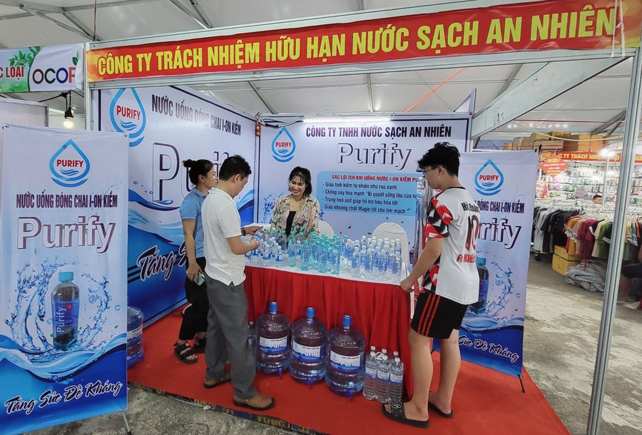 Người tiêu dùng chọn mua những sản phẩm chất lượng tại Hội chợ. Người tiêu dùng chọn mua những sản phẩm chất lượng tại Hội chợ.