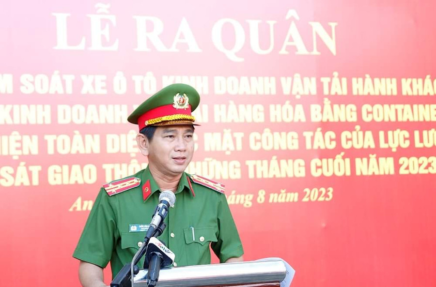 Đại tá Trần Văn Cung, Phó Giám đốc Công an An Giang phát biểu tại lễ ra quân. (Ảnh: CAAG) Đại tá Trần Văn Cung, Phó Giám đốc Công an An Giang phát biểu tại lễ ra quân. (Ảnh: CAAG)
