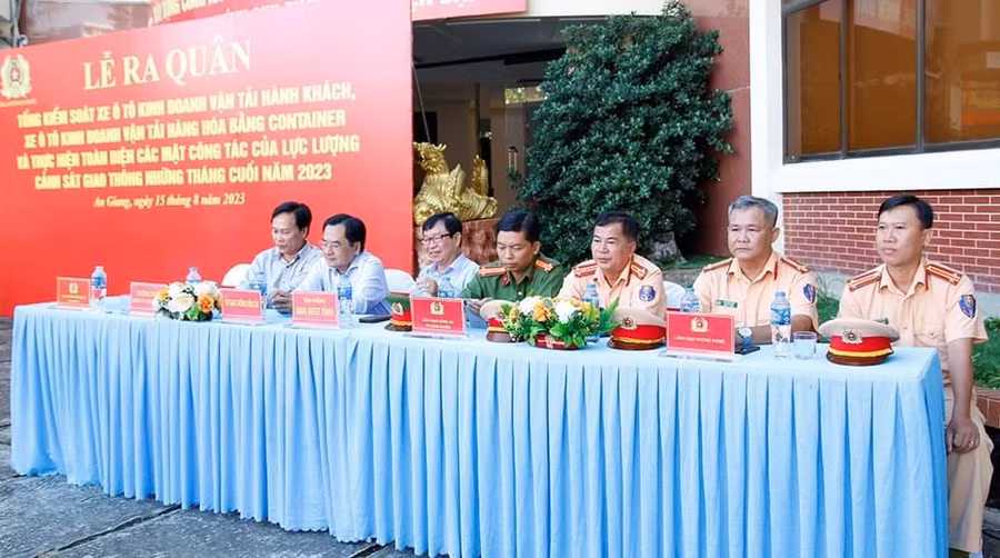 Công an An Giang ra quân tổng kiểm soát, xử lý xe ô tô, tài xế có hành vi vi phạm giao thông. (Ảnh: CAAG)