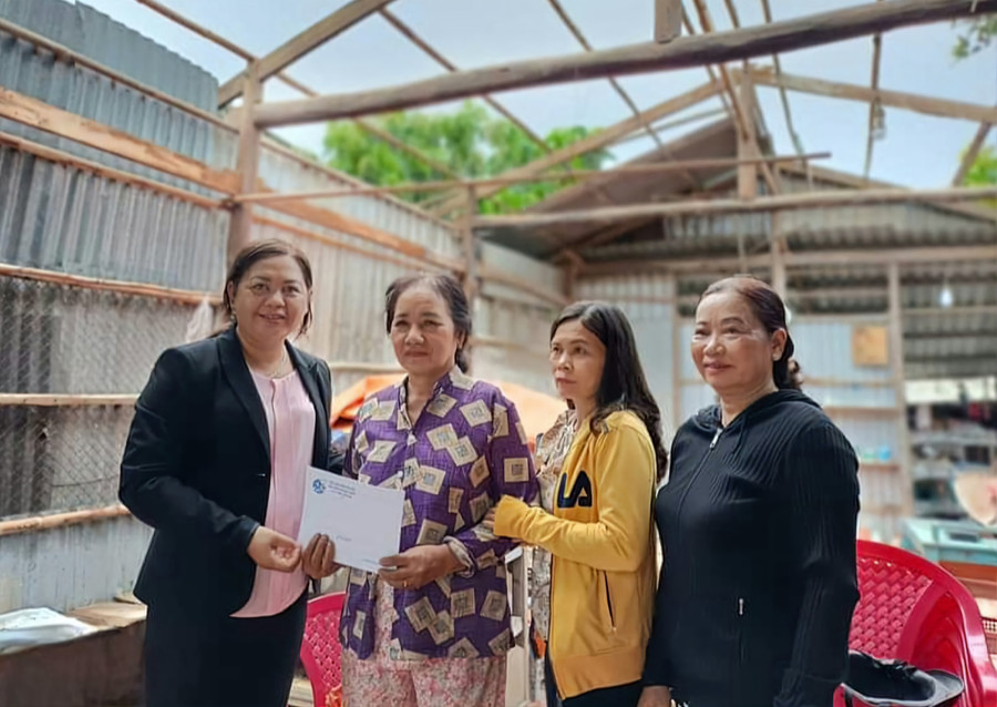 Trao hỗ trợ cho hộ có nhà bị sập, tốc mái do dông lốc.