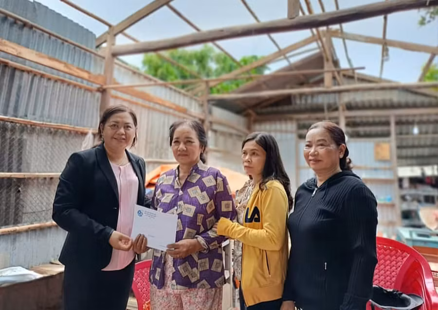 Trao hỗ trợ cho hộ có nhà bị sập, tốc mái do dông lốc.