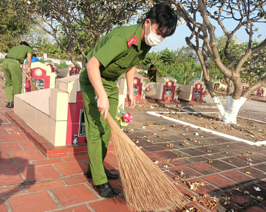 Đoàn viên, thanh niên quét dọn, làm vệ sinh phần mộ các Anh hùng, liệt sĩ.