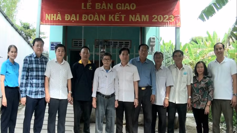 Lễ bàn giao nhà Đại đoàn kết cho hộ khó khăn về nhà ở.