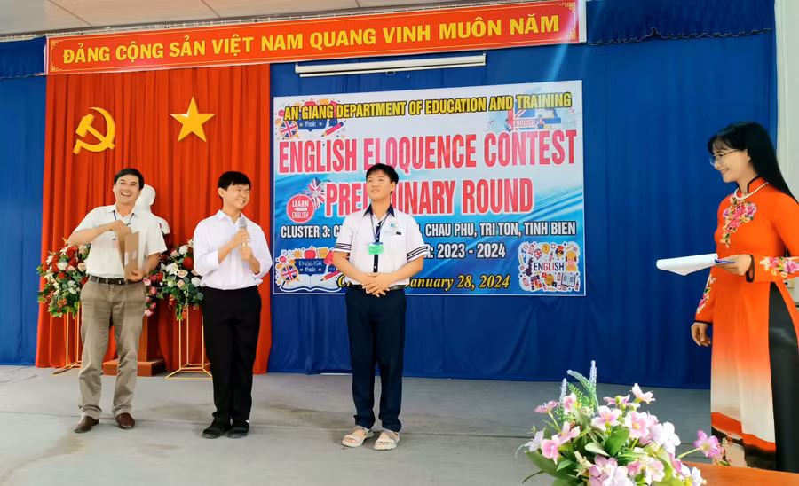 Các thí sinh giao lưu trò chơi đố vui.