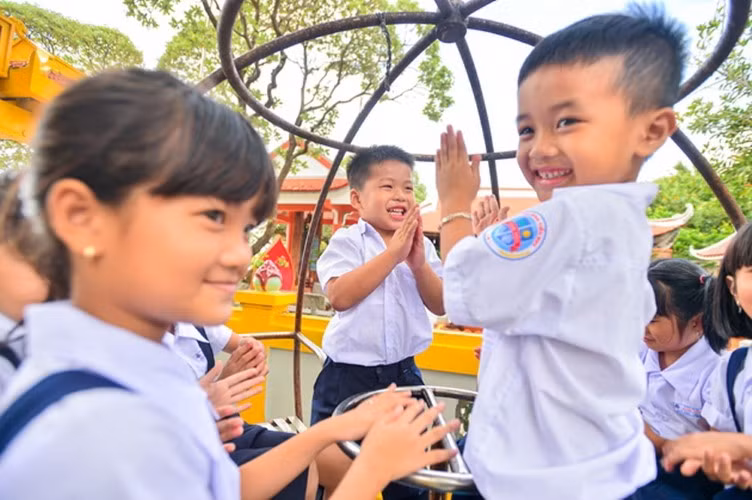 Học sinh trên đảo Sinh Tồn. Ảnh: Đức Thành