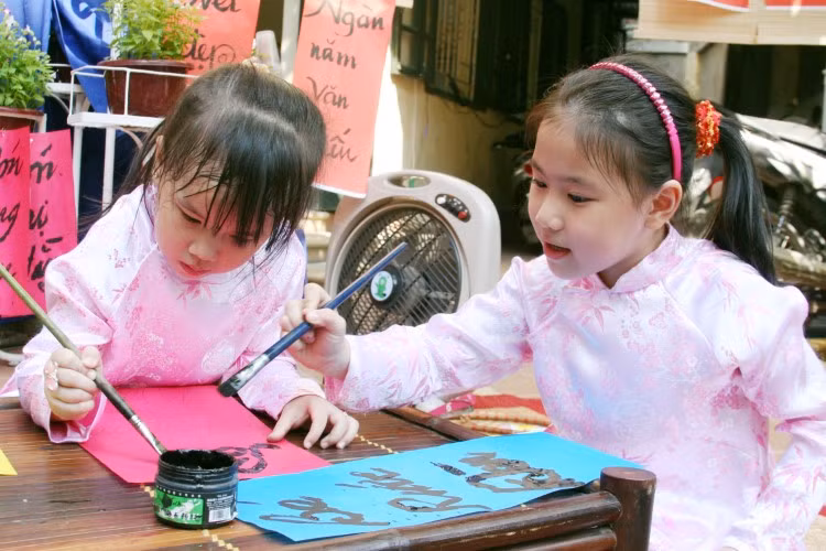 Những ngày nghỉ Tết là thời gian thích hợp để cha mẹ gần gũi và tạo điều kiện để trẻ học kỹ năng sống. Ảnh minh họa: Hữu Cường