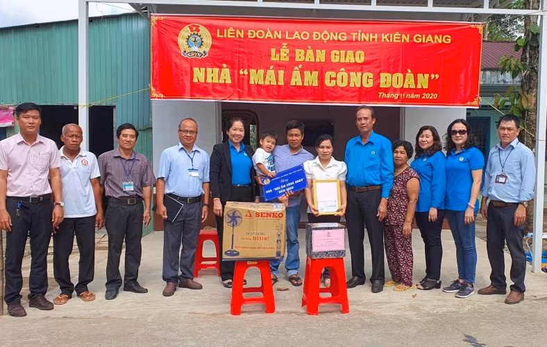 Trao tặng nhà “Mái ấm Công đoàn” cho cô Danh Ngọc Thảo, GV Trường THCS-THPT Bàn Tân Định, huyện Giồng Riềng (Kiên Giang). Ảnh: TG