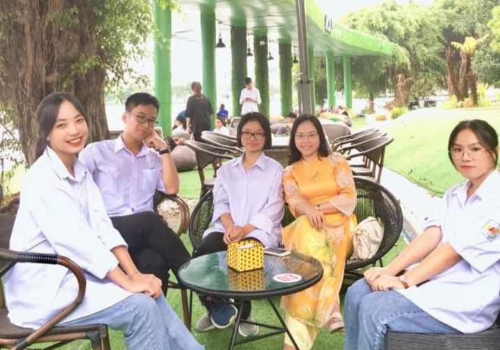 Cô giáo Trần Thị Lành (thứ 2 từ phải sang) và đội tuyển thi học sinh giỏi Văn cùng cộng tác tích cực với ấn phẩm Chủ nhật – Báo Giáo dục &amp; Thời đại. Ảnh: NVCC