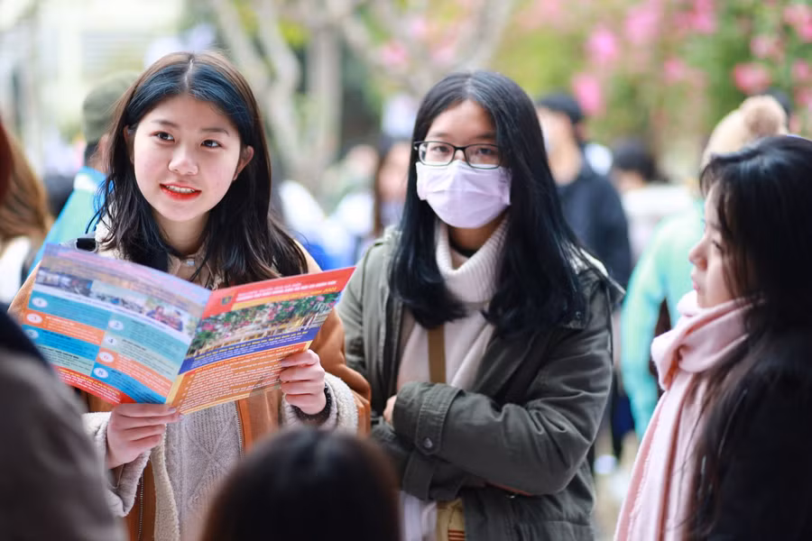 Học sinh tìm hiểu về các ngành đào tạo của Trường ĐH Khoa học Xã hội và Nhân văn (ĐH Quốc gia Hà Nội). Ảnh: NTCC