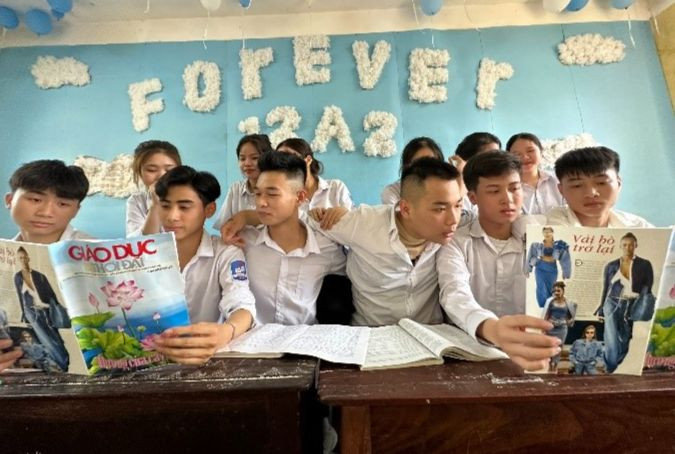 Với cô Hằng, vinh dự nào hơn khi học trò có tên, có mặt trong tờ báo lớn nhất của ngành Giáo dục nước nhà!. Ảnh: NVCC Với cô Hằng, vinh dự nào hơn khi học trò có tên, có mặt trong tờ báo lớn nhất của ngành Giáo dục nước nhà!. Ảnh: NVCC