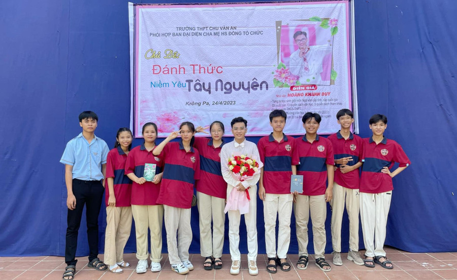 Thầy Phạm Khánh Duy (người ôm hoa) và học trò. Ảnh: NVCC