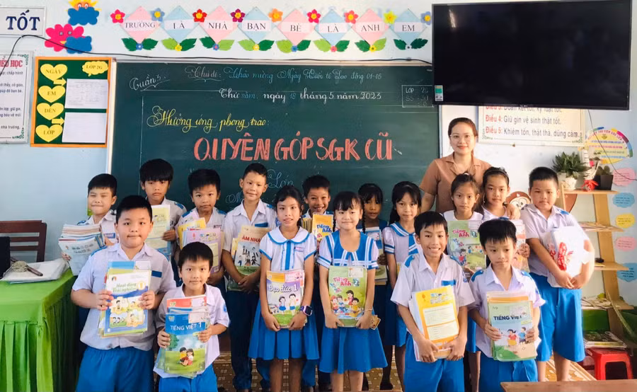 Học sinh khối lớp Một, Trường Tiểu học Nghĩa Lộ được cô giáo hướng dẫn cách sử dụng, bảo quản sách giáo khoa để có thể tái sử dụng cho những năm sau.