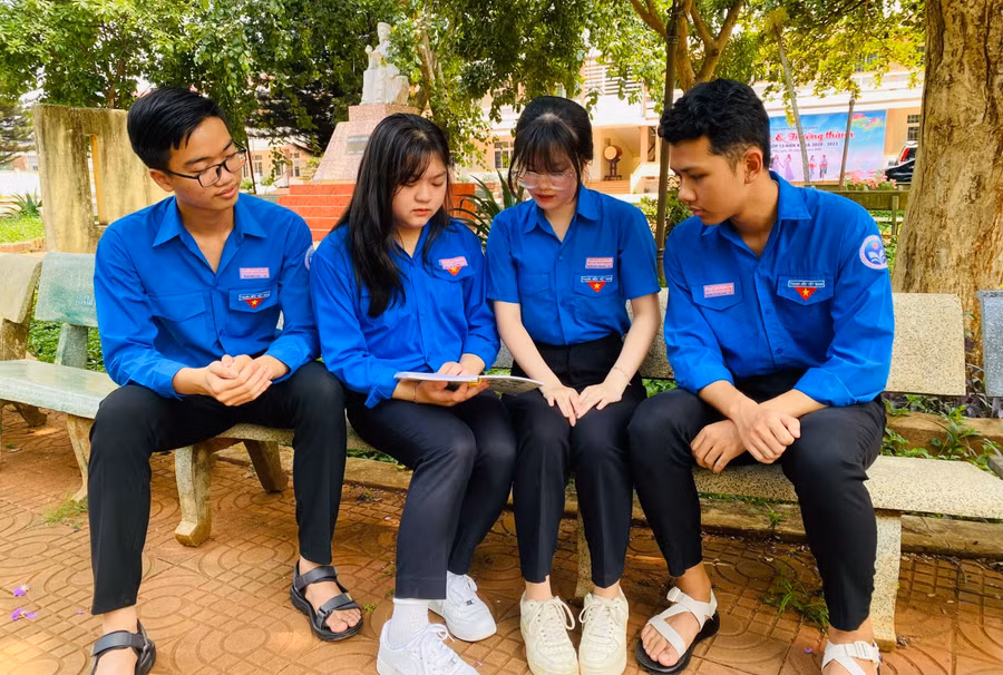 Các đảng viên là học sinh (năm học 2022 - 2023) của Trường THPT Nguyễn Bỉnh Khiêm - Đắk Lắk. Ảnh: ITN