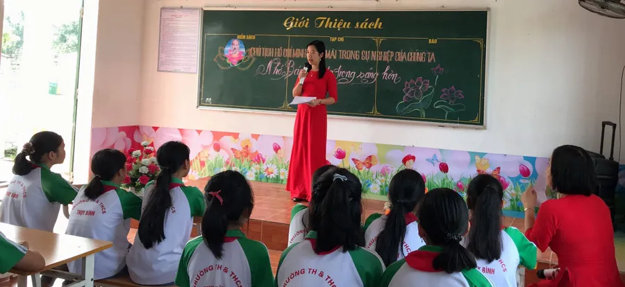 Cô giáo Phạm Thị Trinh trong một giờ sinh hoạt ngoại khóa. Ảnh: NVCC