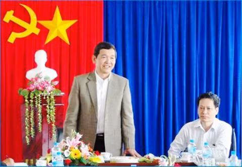 Ông Lê Thanh Phương (bên phải) bị đề nghị kỷ luật vì vi phạm nguyên tắc trong quản lí tài chính. Ảnh tư liệu của Sở TT - TT Phú Yên