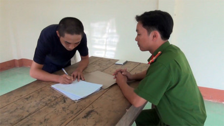 9 kẻ hung hãn mang theo dao kiếm đi đòi làm... bảo vệ - Ảnh 2 9 ke hung han mang theo dao kiem di doi lam... bao ve - Anh 2