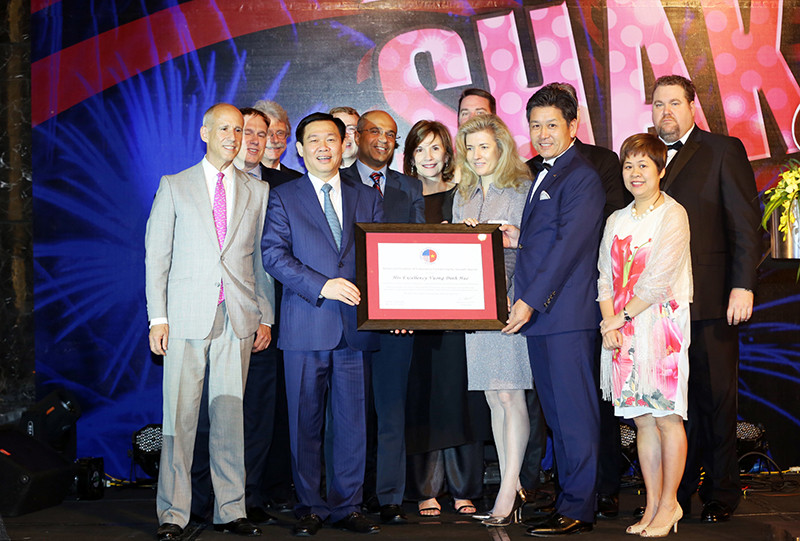 Tại Gala, AmCham đã trao Kỷ niệm chương “Hợp tác vì sự phát triển” cho Phó Thủ tướng Chính phủ Vương Đình Huệ.. Ảnh: VGP/Thành Chung Tại Gala, AmCham đã trao Kỷ niệm chương “Hợp tác vì sự phát triển” cho Phó Thủ tướng Chính phủ Vương Đình Huệ.. Ảnh: VGP/Thành Chung