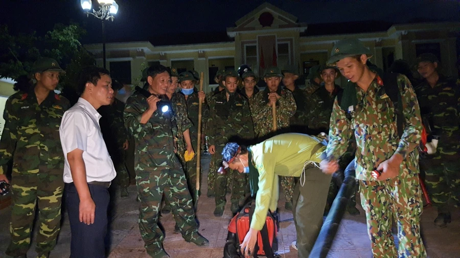 Lực lượng chức năng tham gia chữa cháy tại rừng thông tự nhiên tại đồi 230 thuộc tiểu khu 159 (xã Phú Sơn, thị xã Hương Thủy, tỉnh Thừa Thiên Huế).