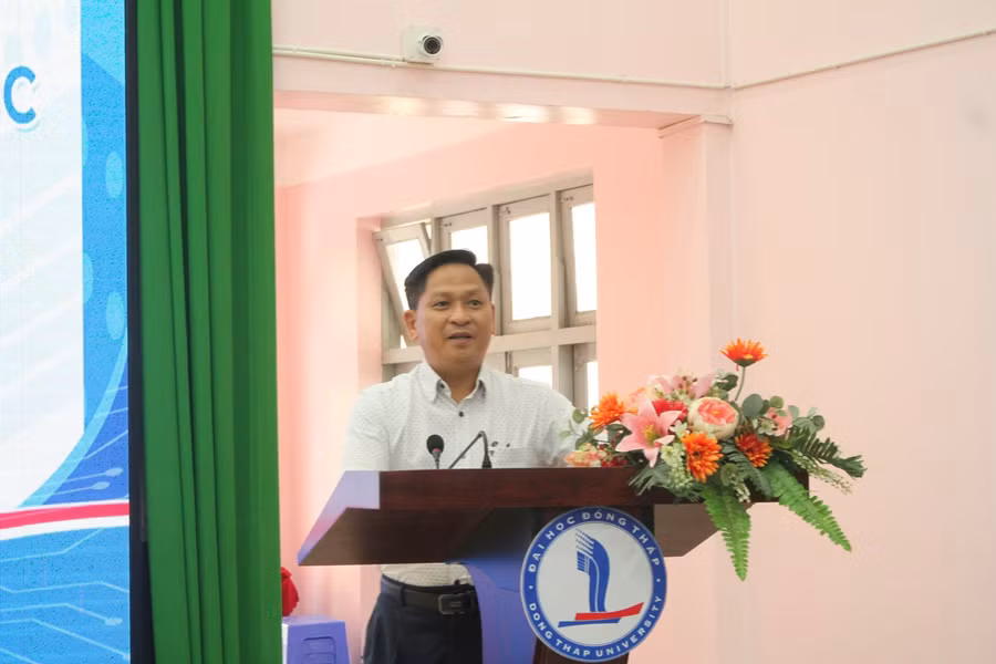 Thạc sĩ Cao Dao Thép - Phó Hiệu trưởng Trường ĐH Đồng Tháp phát biểu tại buổi tập huấn.