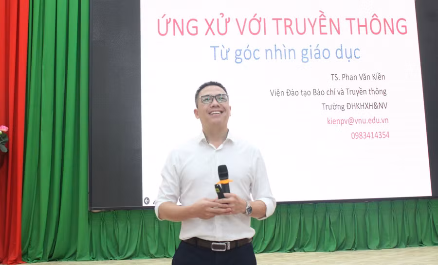 TS Phan Văn Kiền - Viện trưởng Viện Đào tạo Báo chí và Truyền thông (Trường ĐH Khoa học xã hội và Nhân văn, Đại học Quốc gia Hà Nội) báo cáo chuyên đề tại buổi tập huấn.