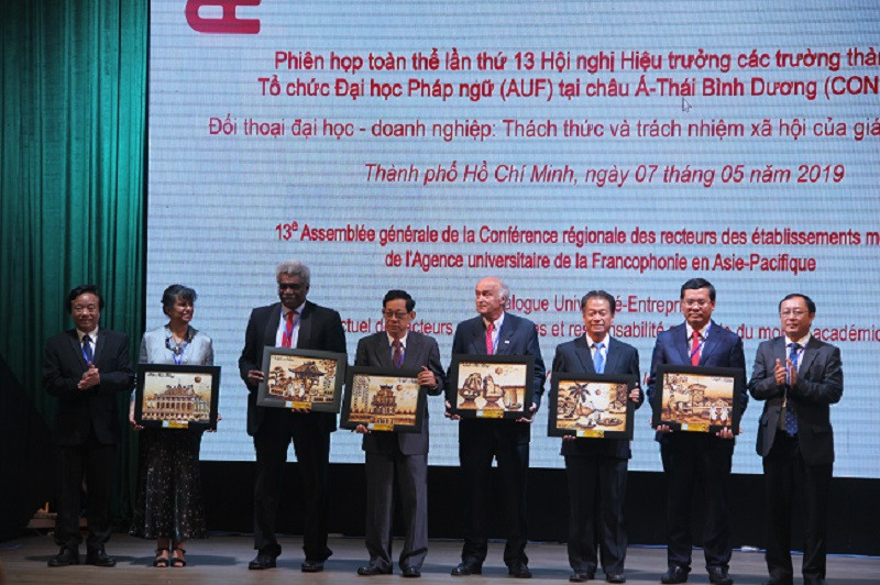 Các đại biểu nhận quà lưu niệm của ĐH Quốc gia TP.HCM