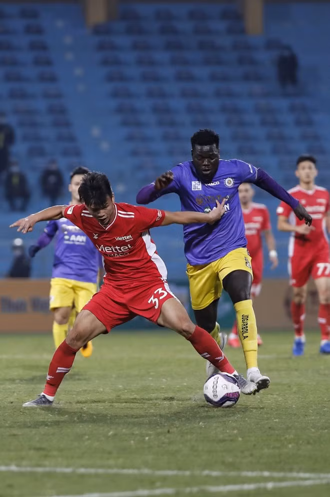 Ngoại binh Moses (áo xanh) trở thành cầu thủ đoạt Siêu cúp Quốc gia nhiều nhất với 5 lần.