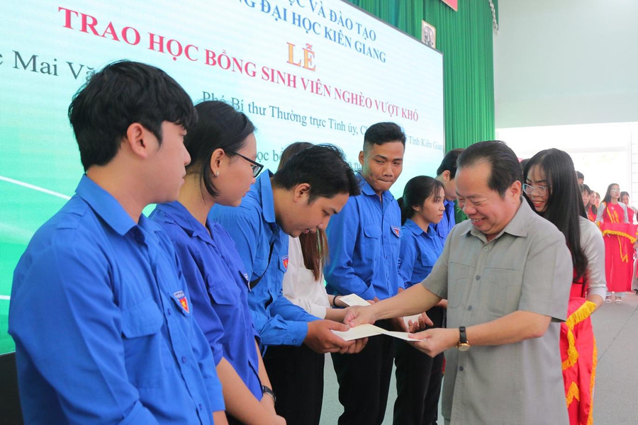 Ông Mai Văn Huỳnh, Phó Bí thư thường trực Tỉnh ủy, Chủ tịch HĐND tỉnh Kiên Giang trao học bổng cho SV nghèo vượt khó.