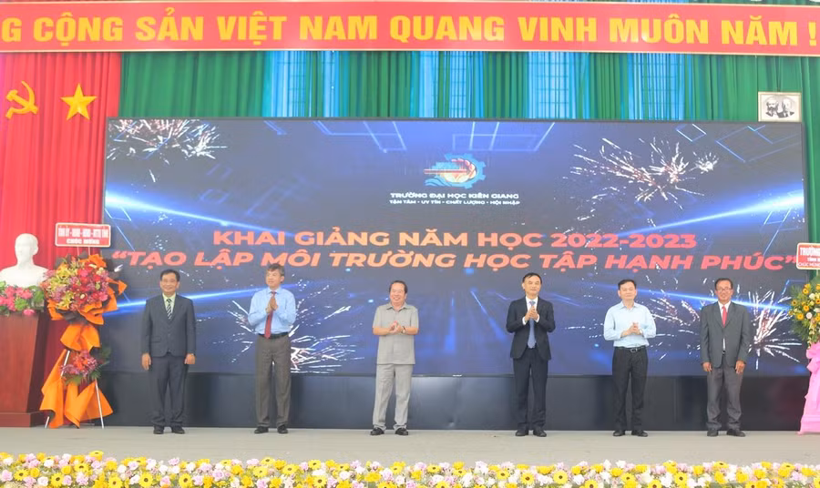 Đại diện Bộ GD&ĐT, lãnh đạo tỉnh Kiên Giang và Trường ĐH Kiên Giang khai giảng năm học 2022 - 2023.