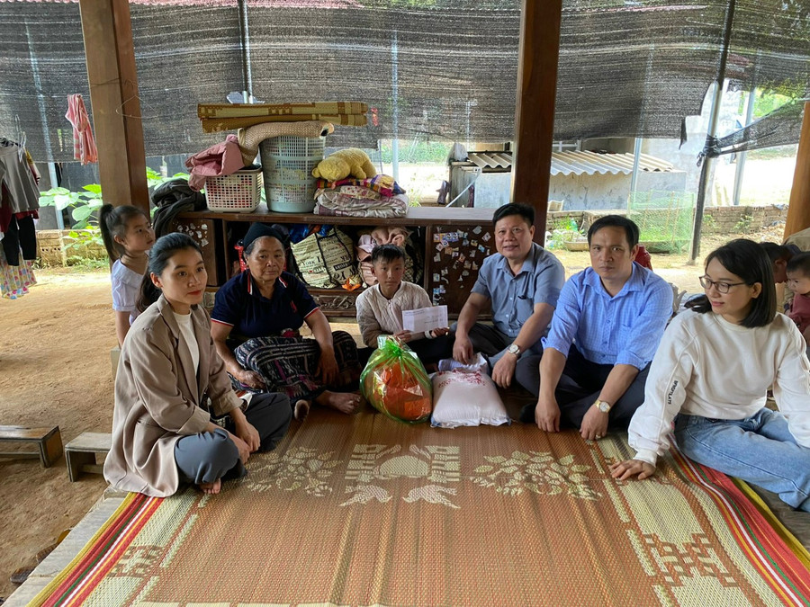 Giáo viên Trường THPT Quan Sơn đến tặng quà học sinh trong dị Tết. Giáo viên Trường THPT Quan Sơn đến tặng quà học sinh trong dị Tết.