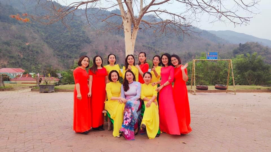 Giáo viên Trường PTDTNT THCS Kỳ Sơn (Kỳ Sơn, Nghệ An). Giáo viên Trường PTDTNT THCS Kỳ Sơn (Kỳ Sơn, Nghệ An).