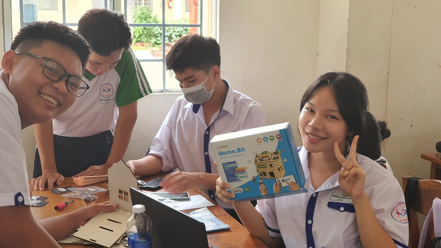 Học sinh được trực tiếp làm, tìm kiếm và lĩnh hội kiến thức, đồng thời chia sẻ sản phẩm học tập đến bạn bè. Học sinh được trực tiếp làm, tìm kiếm và lĩnh hội kiến thức, đồng thời chia sẻ sản phẩm học tập đến bạn bè.