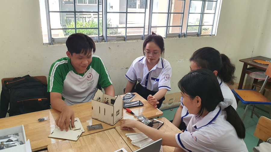 Học sinh thực hành thiết kế mạch điều khiển cho ngôi nhà thông minh. Học sinh thực hành thiết kế mạch điều khiển cho ngôi nhà thông minh.