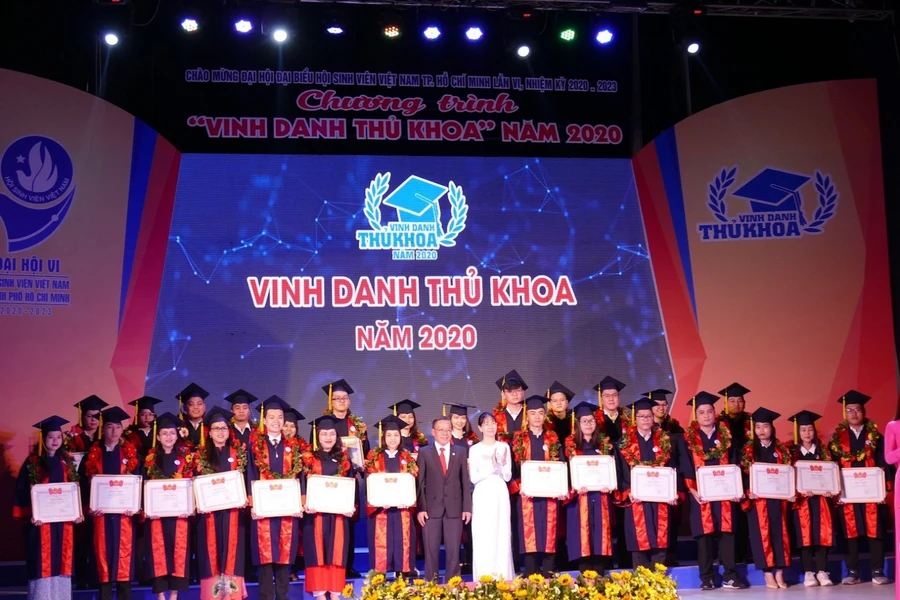 Chương trình vinh danh thủ khoa lần thứ VII năm 2020.