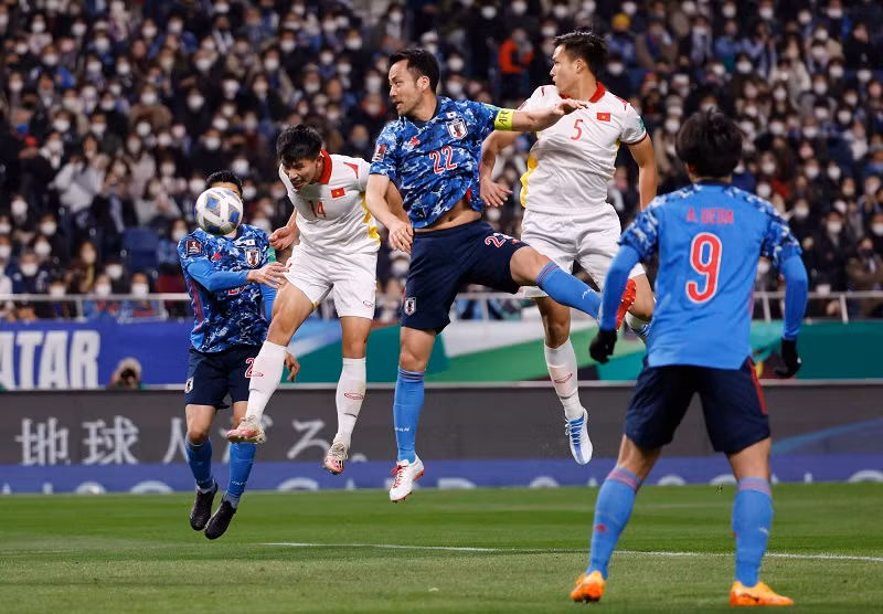 Thanh Bình (14) ghi bàn vào lưới đội tuyển Nhật Bản trong trận cuối vòng loại thứ 3 World Cup 2022.