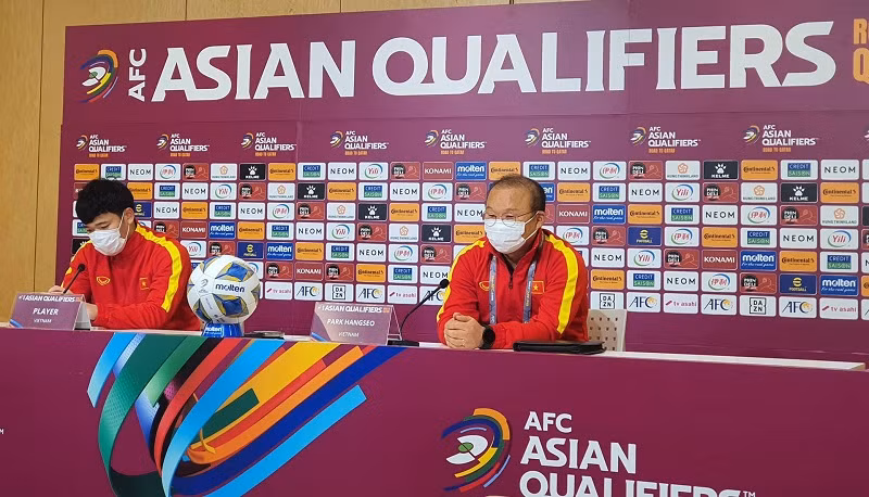 Huấn luyện viên Park Hang Seo trong cuộc họp báo sau trận gặp Nhật Bản.