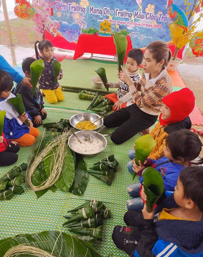 Cô giáo cùng HS điểm trường Mang Dí cùng làm bánh ú sừng trâu – một đặc sản trên núi.