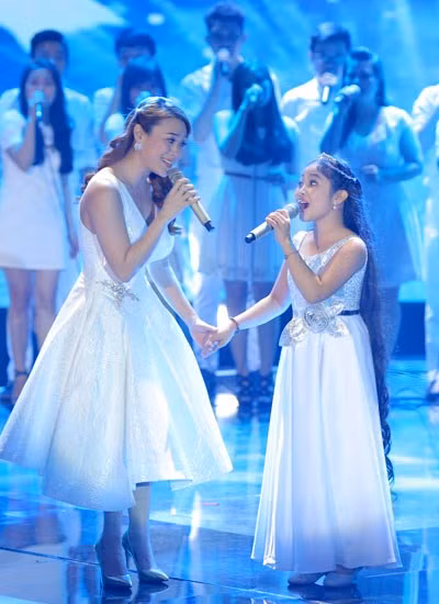 co be 9 tuoi hong minh len ngoi quan quan giong hat viet nhi 2015 hinh 2