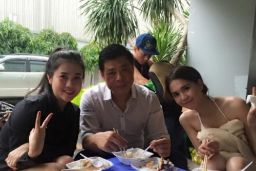 Người yêu Ngọc Trinh chăm sóc cô khá chu đáo. Ngọc Trinh muốn kết hôn trước năm 30 tuổi. Người yêu Ngọc Trinh chăm sóc cô khá chu đáo. Ngọc Trinh muốn kết hôn trước năm 30 tuổi