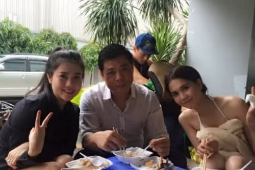 Người yêu Ngọc Trinh chăm sóc cô khá chu đáo. Ngọc Trinh muốn kết hôn trước năm 30 tuổi