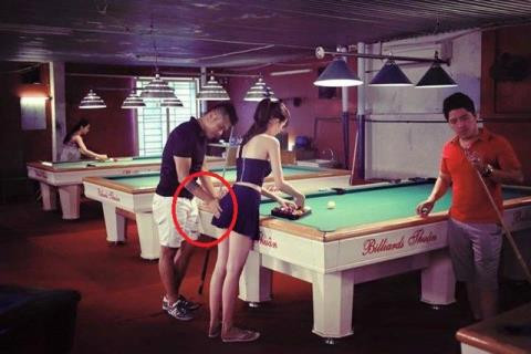 Trong các câu chuyện về cuộc đời mình, Ngọc Trinh từng tiết lộ mình đã làm việc ở quán bi-a và từng bị sàm sỡ. Ngọc Trinh tái hiện chuyện đó trong "Vòng eo 56". Trong các câu chuyện về cuộc đời mình, Ngọc Trinh từng tiết lộ mình đã làm việc ở quán bi-a và từng bị sàm sỡ. Ngọc Trinh tái hiện chuyện đó trong