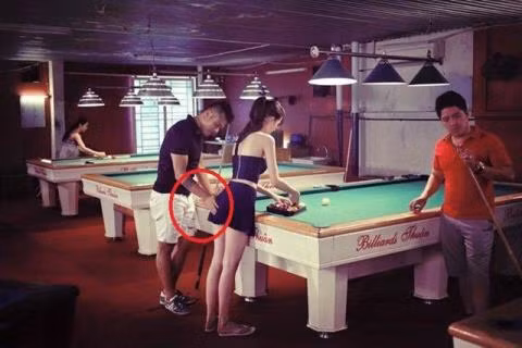 Trong các câu chuyện về cuộc đời mình, Ngọc Trinh từng tiết lộ mình đã làm việc ở quán bi-a và từng bị sàm sỡ. Ngọc Trinh tái hiện chuyện đó trong 