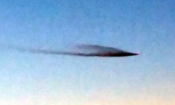  Chiếc UFO bay ngang với vận tốc khá nhanh kéo theo một làn khói dài và ánh đèn màu đỏ. Ảnh chụp từ clip. 