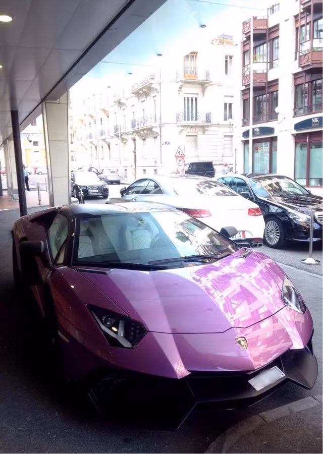  Phần lớn những chiếc siêu xe Lamborghini Aventador LP720-4 50th Anniversario Roadster từng bị bắt gặp đều được sơn màu vàng. Hiếm có chiếc siêu xe Lamborghini Aventador LP720-4 50th Anniversario Roadster nào lại được sơn màu tím điệu đà như thế này. 