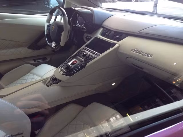  Bên trong chiếc siêu xe Lamborghini Aventador LP720-4 50th Anniversario Roadster là không gian nội thất bọc da màu kem, từ phần dưới bảng táp-lô, ốp cửa, ghế đến cụm điều khiển trung tâm. Những chi tiết bọc da màu đen và bằng sợi carbon đóng vai trò điểm nhấn trong nội thất. 
