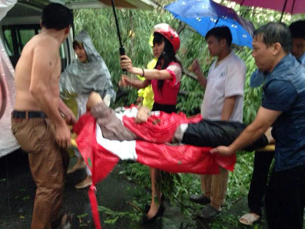 Mọi người đưa nạn nhân lên xe cấp cứu.